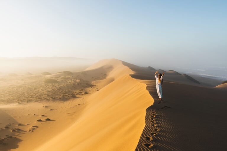 Belle lumière chaude du soleil du désert marocain