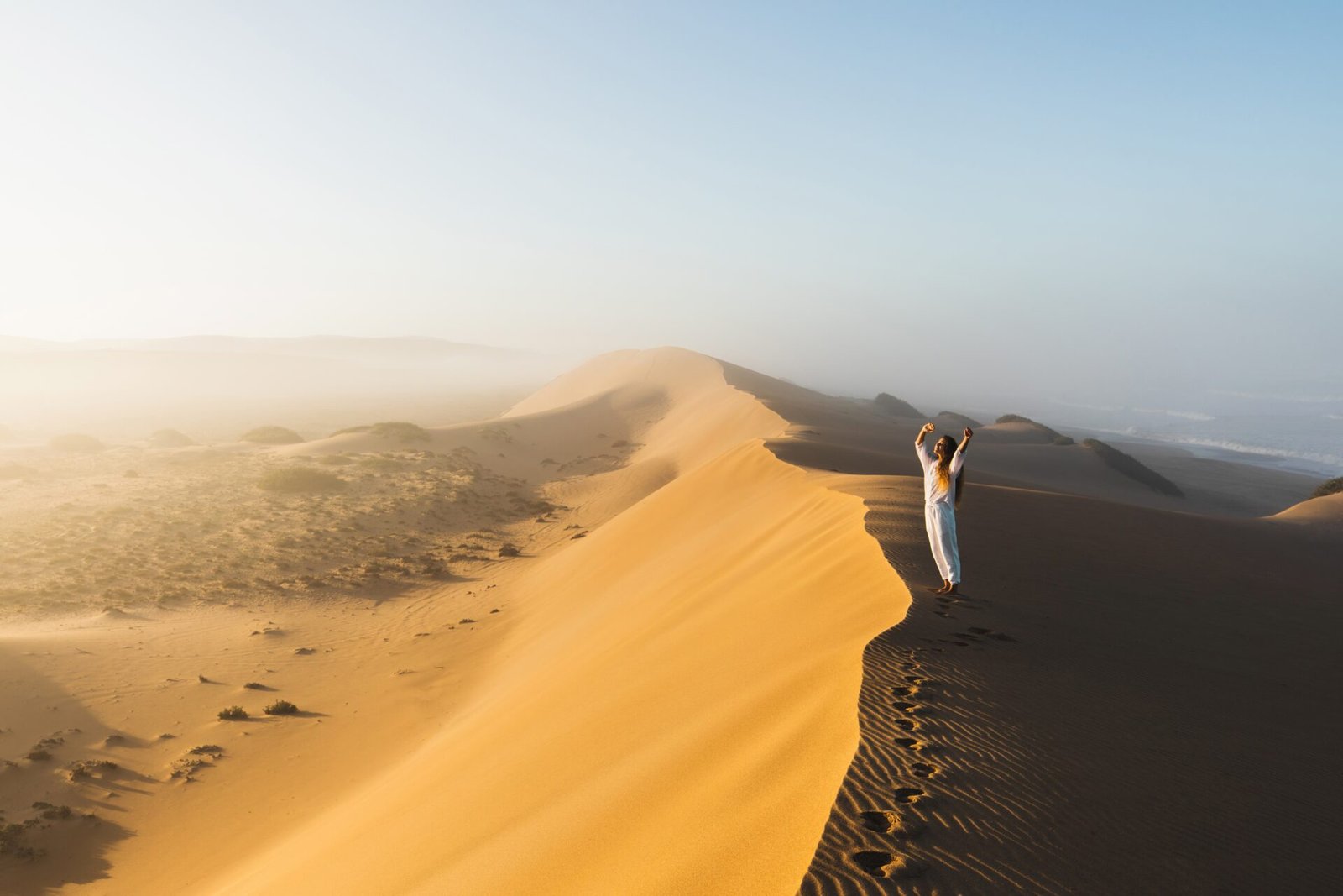 Belle lumière chaude du soleil du désert marocain
