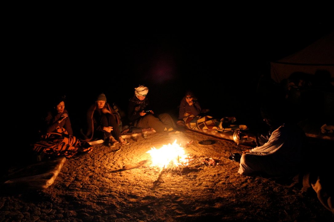 Camp de feu dans le désert